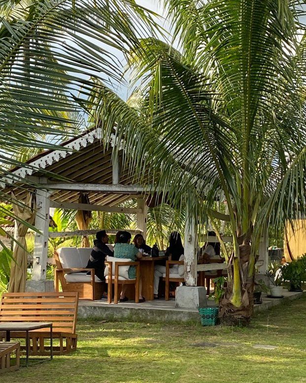 Furniture kayu jati custom di area outdoor Marisini Coffee dengan pemandangan sawah dan Merapi
